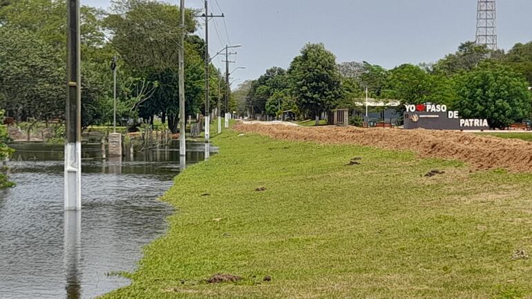 El agua del río Paraná llegó hasta la costa de la ruta principal que une paso de Patria con Gral. Díaz.