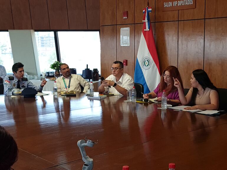 Reunión de representantes de bomberos voluntarios con las diputadas Alexandra Zena y Leidy Galeano (Cruzada Nacional).