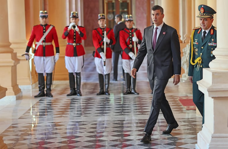 Santiago Peña tomó esta mañana el juramento a 10 nuevos embajadores.