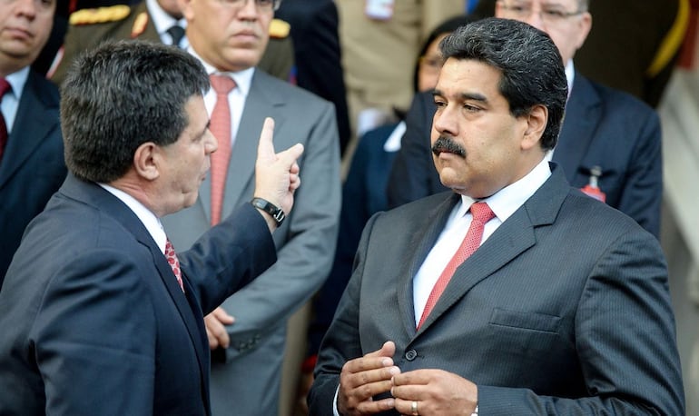 Fotografía de archivo y referencia: el expresidente de la República Horacio Manuel Cartes Jara (izquierda) y el actual mandatario de Venezuela, Nicolás Maduro.