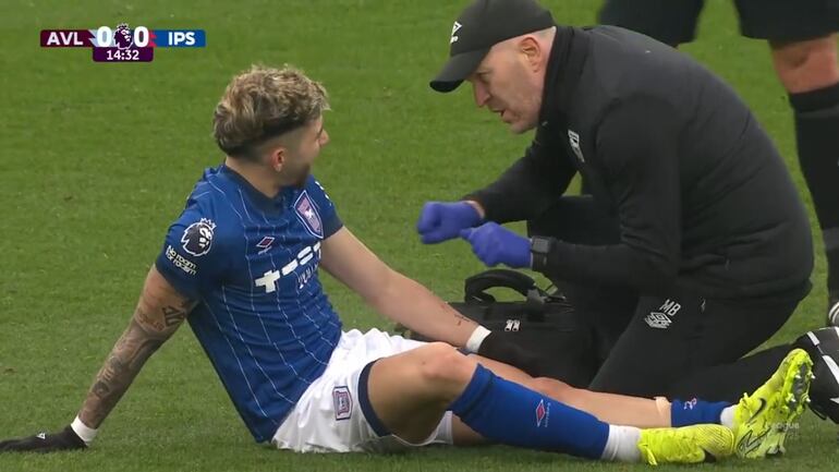 El paraguayo Julio Enciso, futbolista del Ipswich Town, es asistido por un médico en el campo de juego durante el partido frente a Aston Villa por la Premier League.