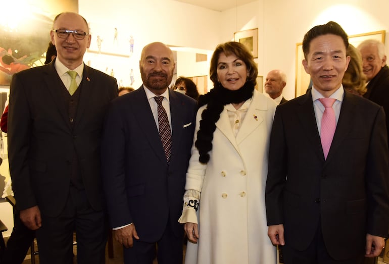 El embajador del Líbano, Hassan Hijazi, el embajador de Francia, Pierre-Christian Soccoja, Margarita Morselli y el embajador de Corea, Chan-sik Yoon.


