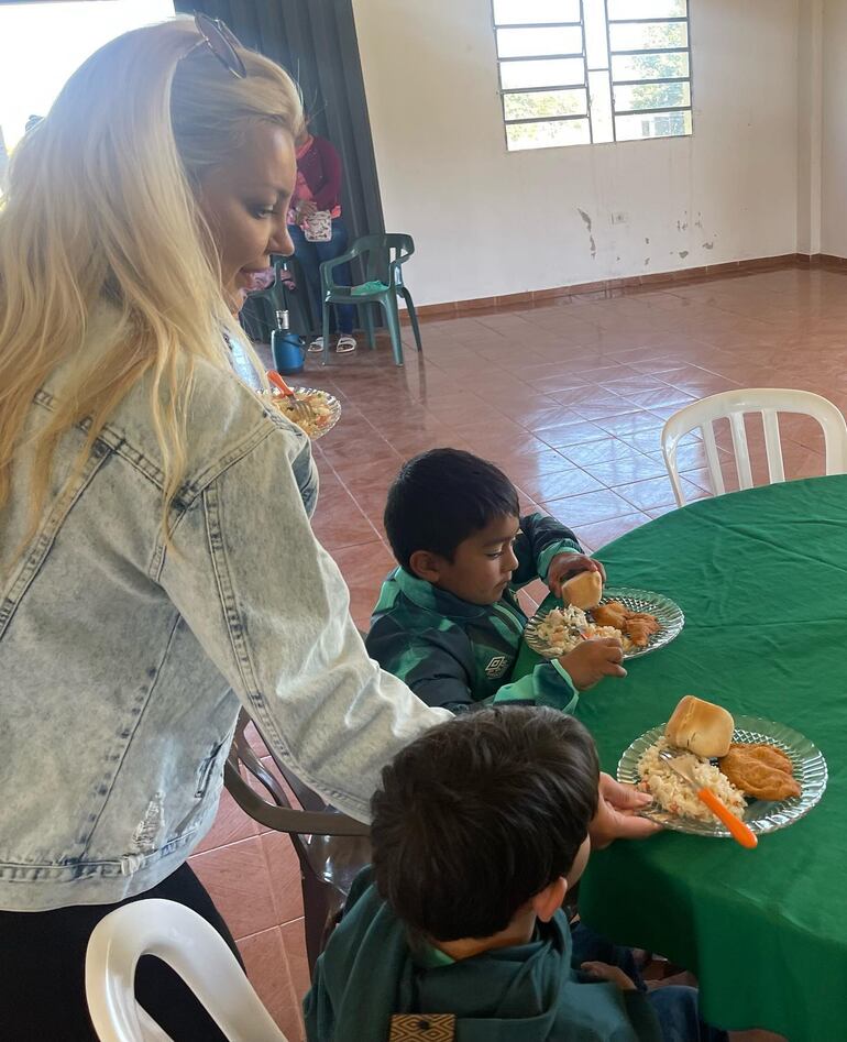 Tynka Haedo Valdez sirviendo el almuerzo a los niños. (Instagram/Nelson Haedo Valdez)