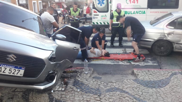 Paramédicos asistieron a la mujer herida tras el accidente de tránsito en la esquina del centro comercial Asunción Super Centro.