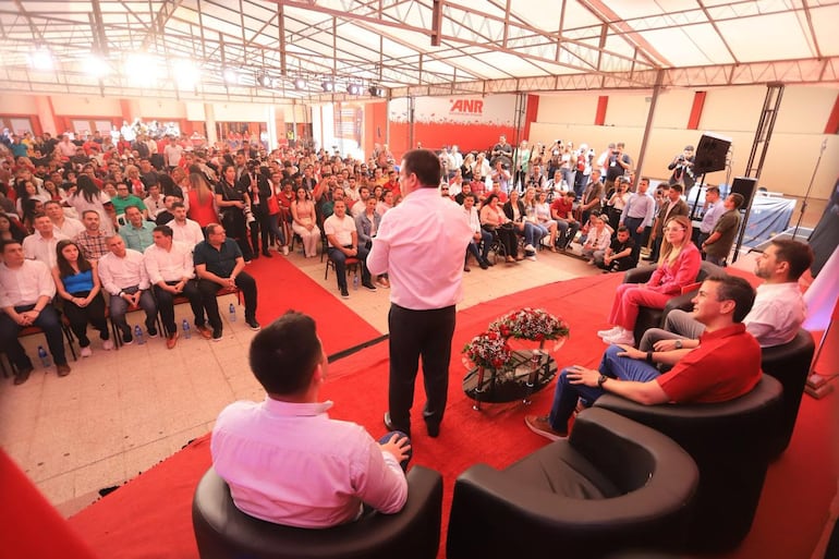 Santiago Peña participó de acto en la ANR con jóvenes colorados.