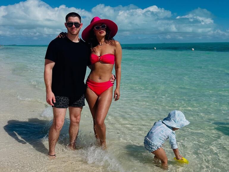 Nick Jonas y Priyanka Chopra junto a su hija Maltie en las Islas Turcas y Caicos.