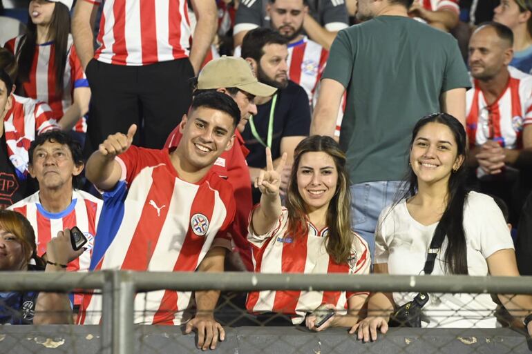 Los aficionados de Paraguay en el estadio Defensores del Chaco en la previa del partido contra Brasil por las Eliminatorias Sudamericanas 2026.