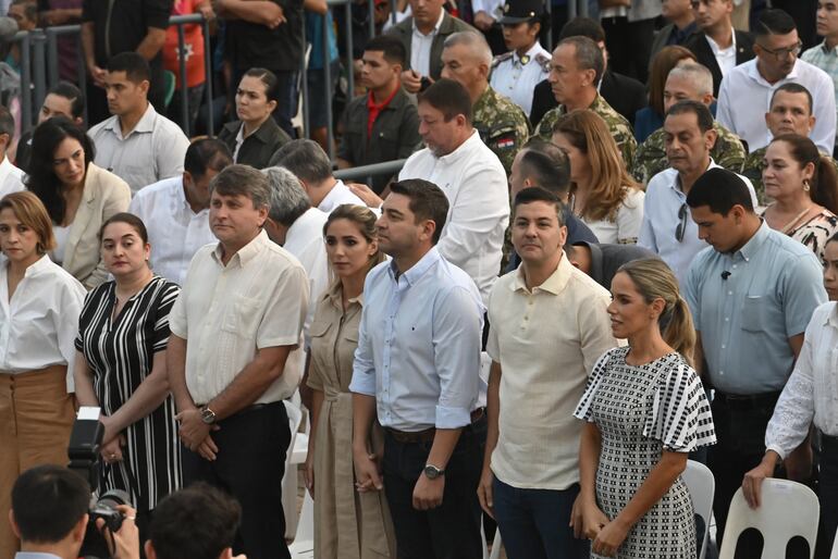 El presidente Santiago Peña y el vicepresidente Pedro Alliana, en la misa de hoy.