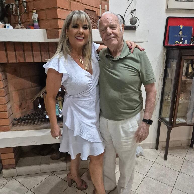 La conductora Bibi Landó y su papá Enrique Raúl Landó, quien llegó a los 93 años de vida. (Instagram/Bibi Landó)