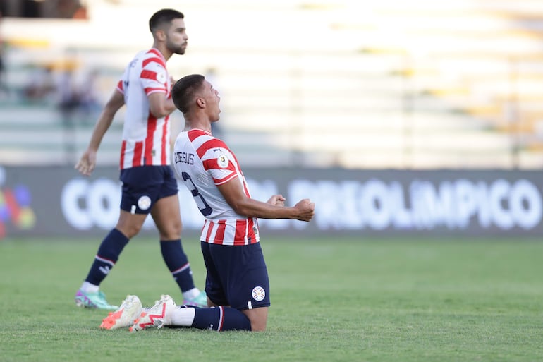 Los jugadores de Paraguay celebran el triunfo ante Uruguay en un partido del Preolímpico Sudamericano Sub-23 en el estadio Polideportivo Misael Delgado, en Valencia, Venezuela).