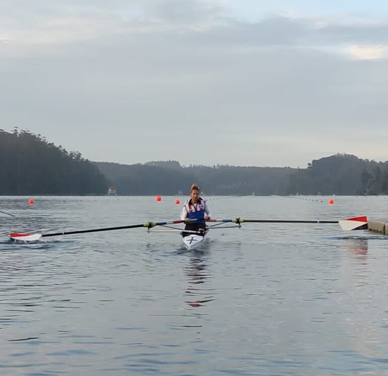 Ayer en Laguna Grande San Pedro de la Paz, Alejandra Alonso (27 años) pasó a la semifinal individual mientras que en dobles con Nicole Martínez (19) disputarán la final.