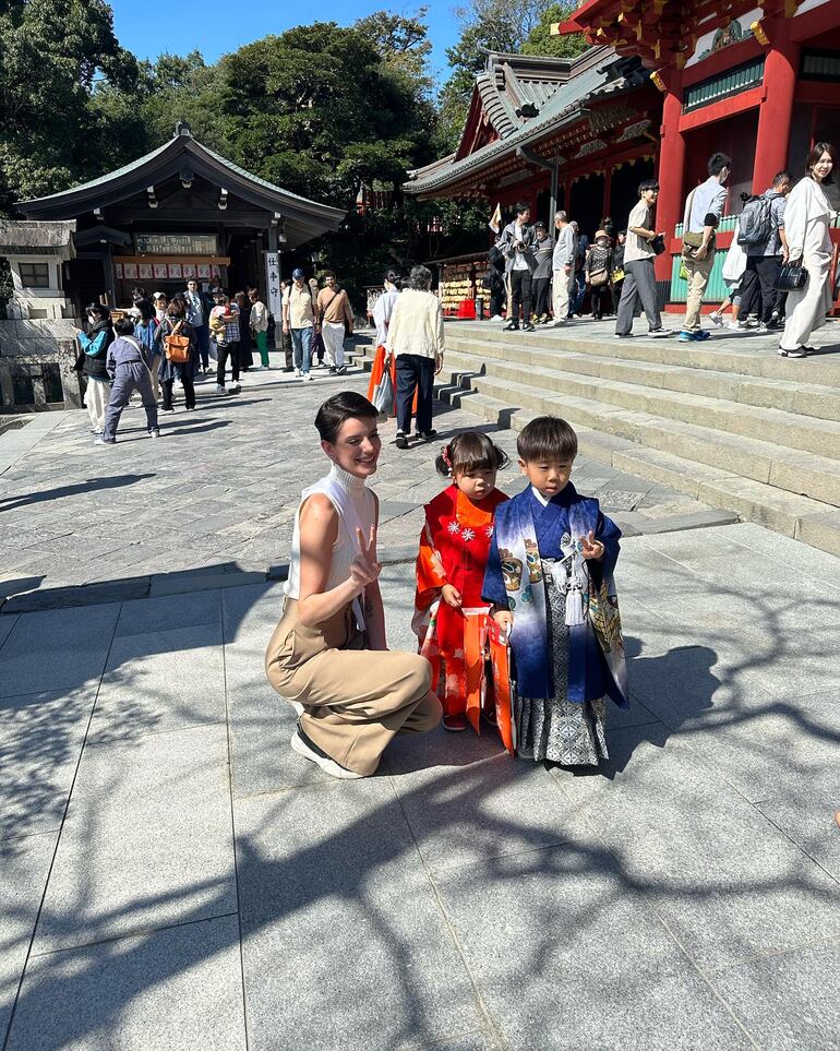 ¡Feliz! Jazmín de la Sierra con dos niños japoneses. (Instagram/Jazmín de la Sierra)