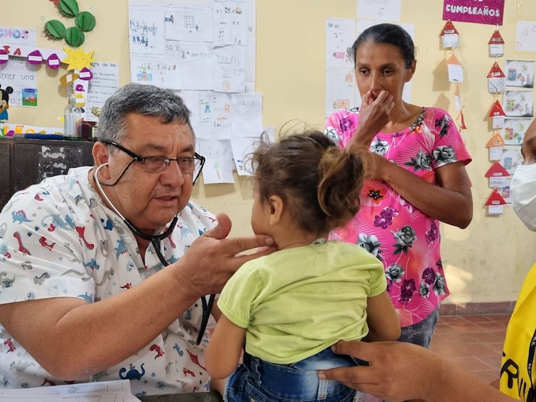 Jornada retribuyendo a la sociedad de la Fundación Médicos de la Promo 83 en la ciudad de Bahía Negra, Alto Paraguay. 27 de agosto de 2022. Para Interior. Foto Marta Escurra