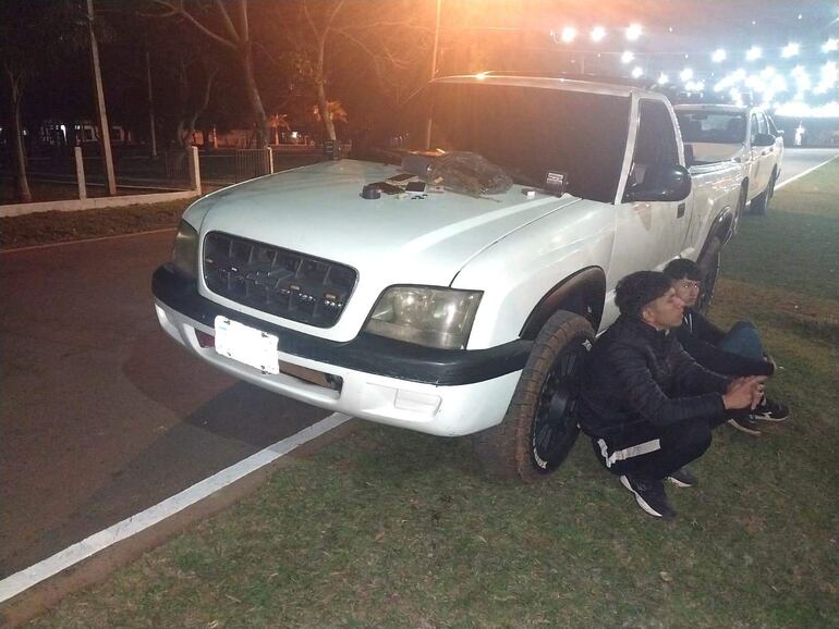 Los jóvenes al momento de la intervención se encontraban al constado de una camioneta marca Chevrolet S-10.