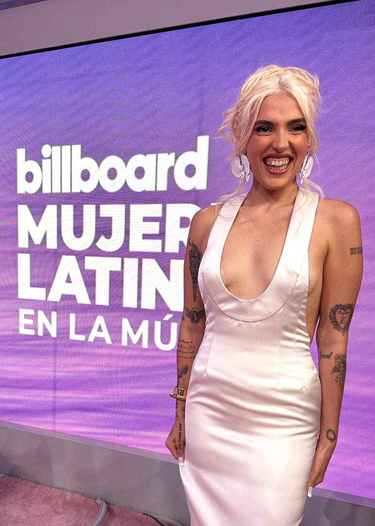 La cantante estadounidense de familia venezolana Elena Rose llegando feliz a la gala de las Mujeres en la Música Latina de Billboard celebrada en Miami, Florida. (EFE/Alicia Civita)
