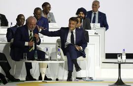 El presidente de Francia, Emmanuel Macron, gesticula junto al mandatario brasileño, Lula Da Silva (i) (EFE)