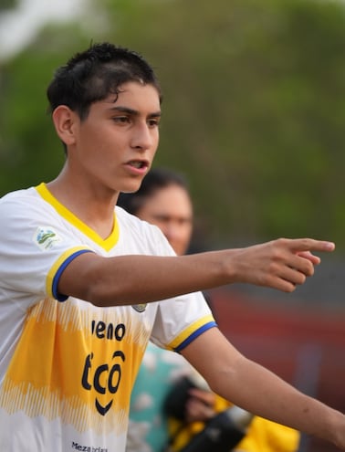 Maximiliano Samuel Meza Escobar, con solo 13 años de edad debutó en el equipo de primera del club Sport Colombia, de la Primera C.