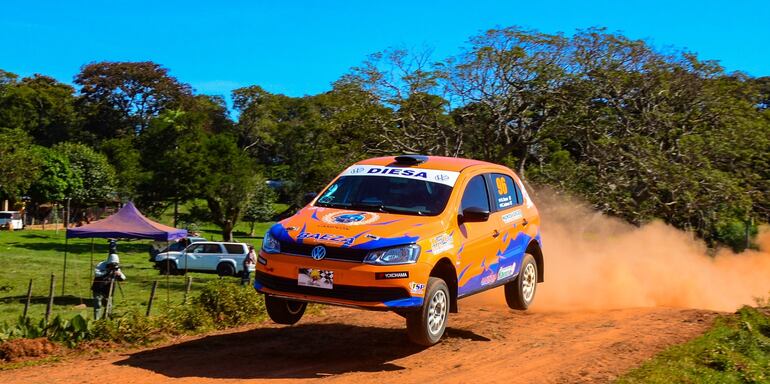 Espectacular salto del Volkswagen Gol Trend 16V de Nicolás Baeza y Cristian Ledesma, vencedores en Nueva Londres y actuales punteros del campeonato regional.