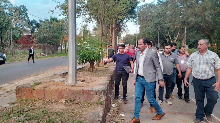 Los diputados liberales Carlos Pereira y Adrián Vaesken, verifican que 10 columnas que deberían estar en el Cerro Ñemby fueron instaladas en una avenida principal y que cinco son de hierro y no galvanizada.