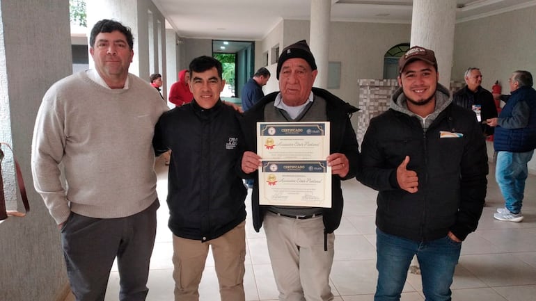 Apicultores de Fuerte Olimpo orgullosos muestran el certificado de premiacion obtenido en la jornada.