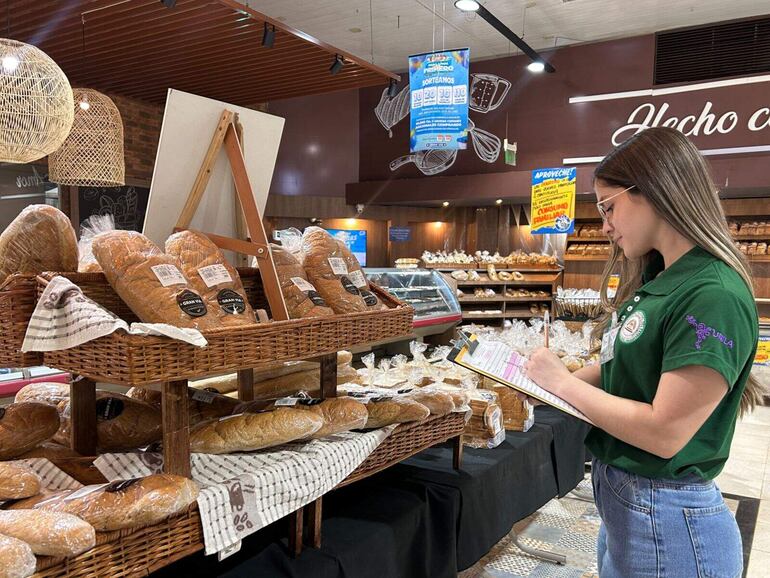 Una estudiante cuando recolectaba los precios de los productos de la canasta básica en un supermercado de Ciudad del Este.