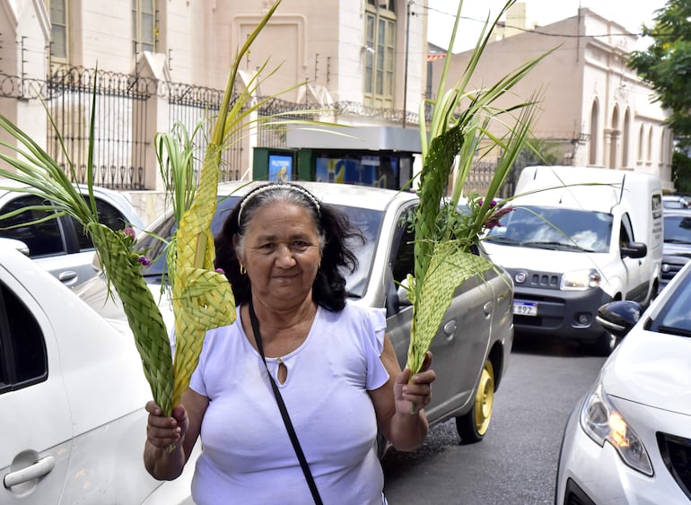 Vendedora ofrece palmas en las calles del centro de Asunción.