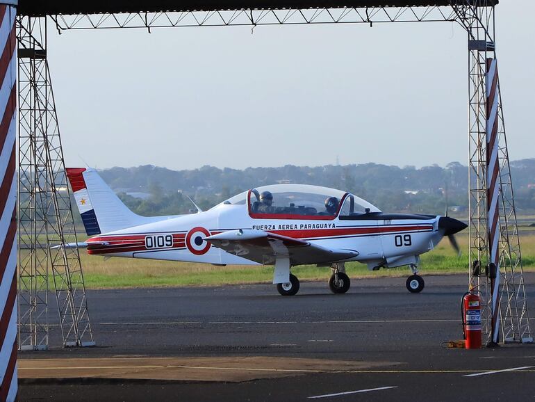 Aviones de instrucción primaria con asientos tándem donde van el instructor y el futuro piloto. También tiene características acrobáticas debido a su gran maniobrabilidad. 