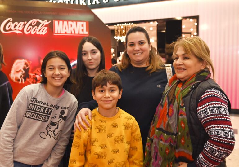 Valentina Aguilar, Stephanie Aguilar, Natalia Chovo, Elias Fredin y Albi López. 