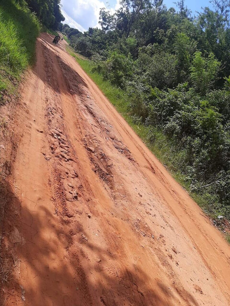 El tramo vial de la compañía Caazapá aguardan reparación de la vía.