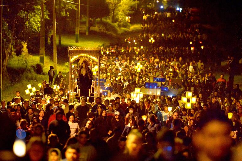 Procesión organizada por Koki Ruiz en San Ignacio, Misiones, durante Semana Santa.