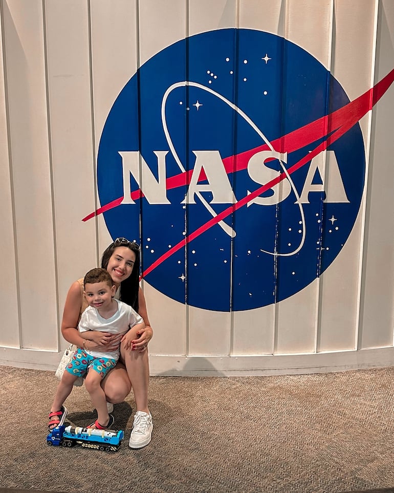 Alexia Notto y Francesco Almirón en la NASA, en Houston. (Instagram/Alexia Notto)