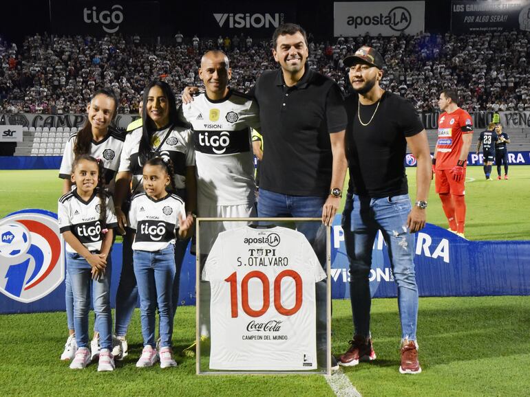 Anteanoche, en el partido 101, el lateral colombiano Sergio Otálvaro recibió del titular del club, Marco Trovato, la “Casaca 100”.