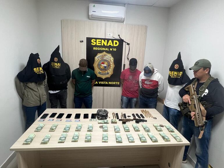 Detenidos durante el operativo efectuado por la Secretaría Nacional Antidrogas en Bella Vista Norte.