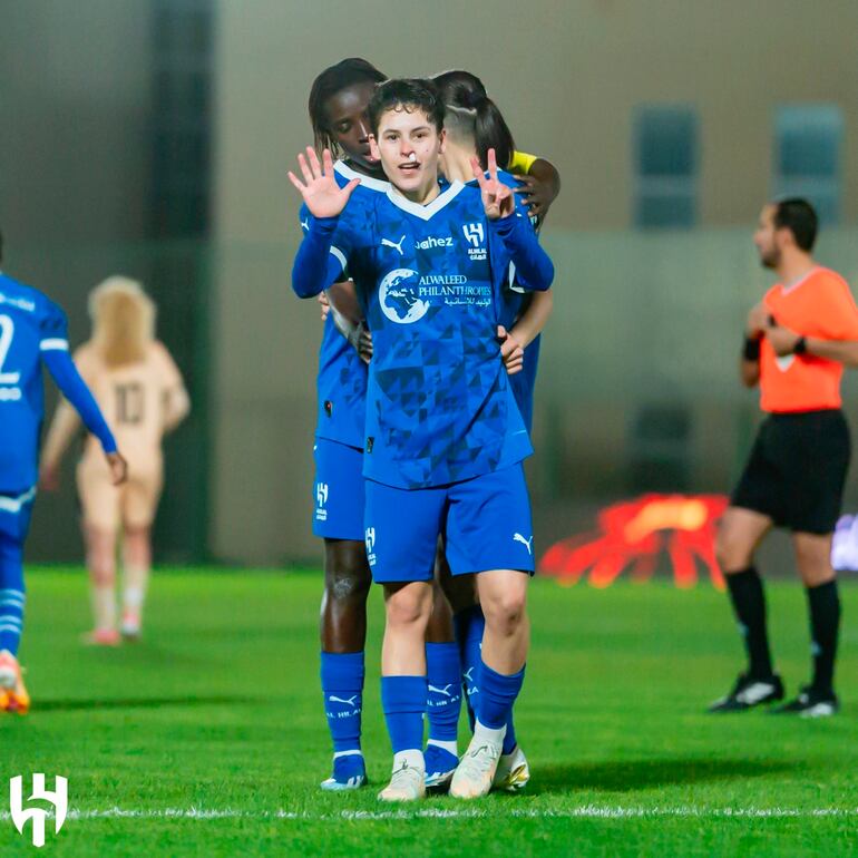 Jessica Martínez, que sufrió un golpe en la nariz, celebra su gol.