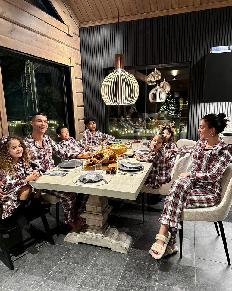 Cristiano Ronaldo y su familia estuvieron en pijamas en la cena navideña en Laponia. (Instagram/Georgina Rodríguez)