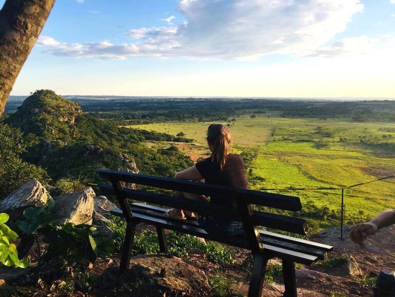 
Los jóvenes organizados colocaron varios asientos en la cima del Cerro dos de Oro para los visitantes que llegan a la zona 