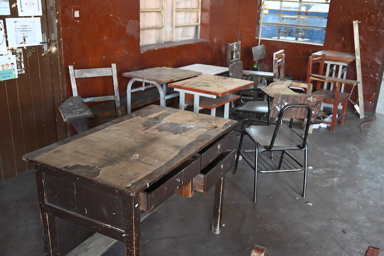 Muebles deteriorados y sala en malas condiciones en la escuela República Argentina, mientras el ministro de Educación, Luis Ramírez, habla de miles de obras.