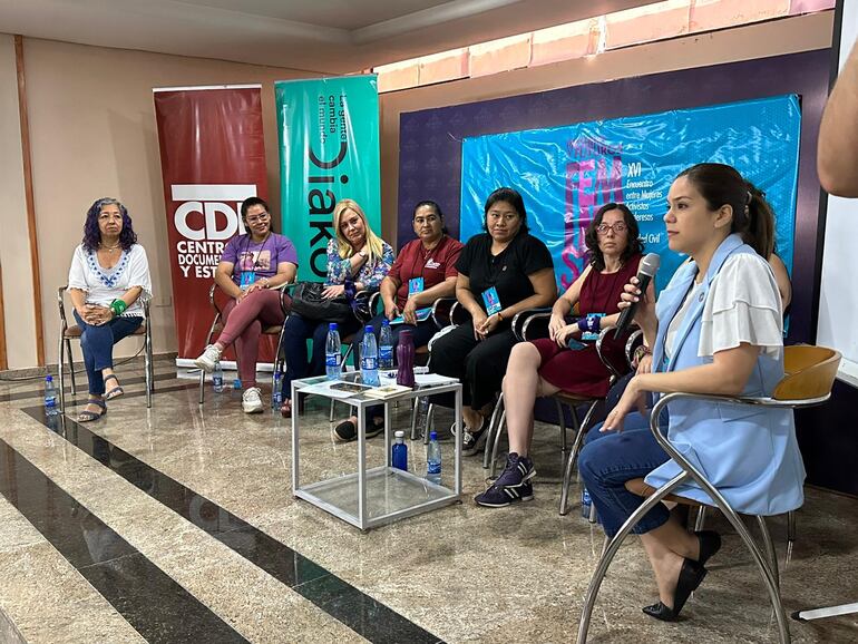 Con el slogan "Presentes y futuros feministas en Paraguay", hoy se inició la jornada con análisis de mujeres de diferentes sectores