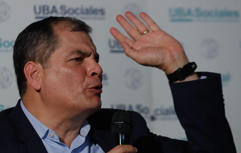 Rafael Correa, expresidente de Ecuador (2007-2017), acorralado por un caso de sobornos.