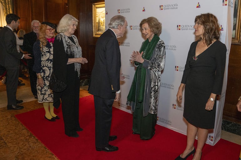 La Reina Sofía saluda a los asistente del acto de premiación al director de orquesta venezolano Gustavo Dudamel durante la celebración al 70 aniversario del museo Queen Sofía Spanish Institute de New York, ayer lunes, en Nueva York (Estados Unidos). (EFE/ Ángel Colmenares)
