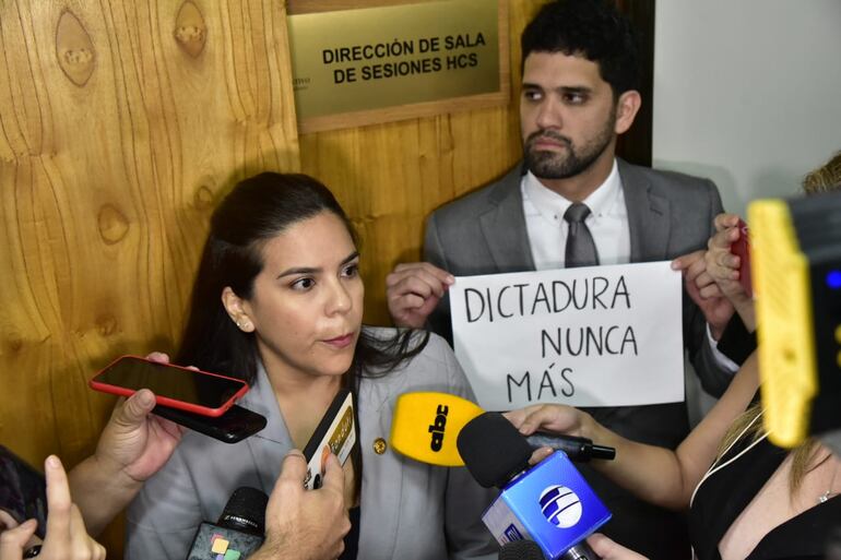 Los diputados Johanna Ortega y Raúl Benítez manifestándose en favor de Kattya González.