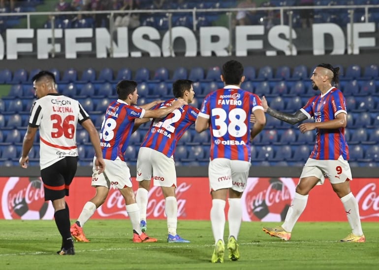 Los jugadores de Cerro Porteño festejan un gol en el partido frente a Libertad por la fecha 22 del torneo Clausura 2024 del fútbol paraguayo en el estadio Defensores del Chaco, en Asunción.