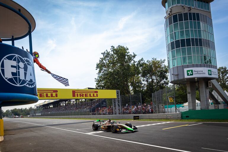 Gran remontada del paraguayo Joshua Duerksen en el histórico trazado de Monza, en Italia, donde cruzó la línea final en el tercer lugar para seguir cosechando logros en su primer año en la F2.