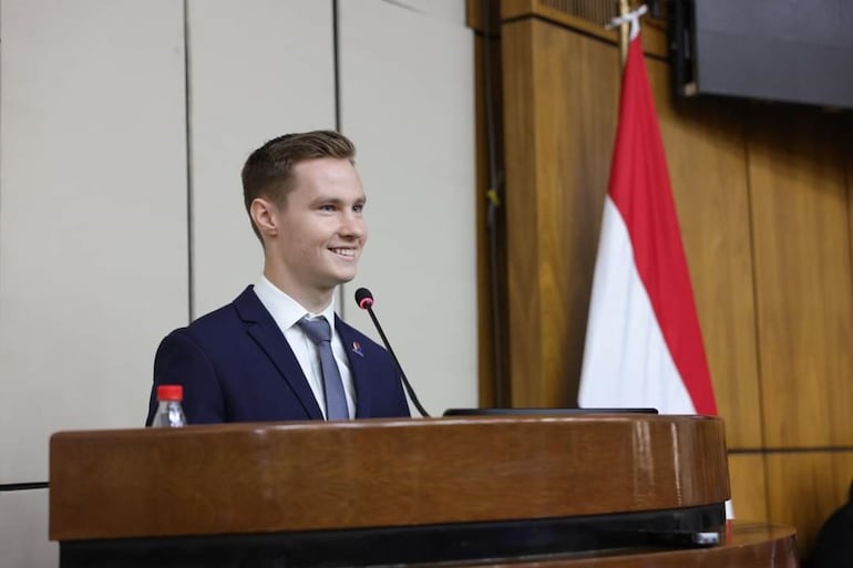 El piloto paraguayo Joshua Duerksen recibió un reconocimiento en la Cámara de Senadores y dirigió unas palabras a los presentes.