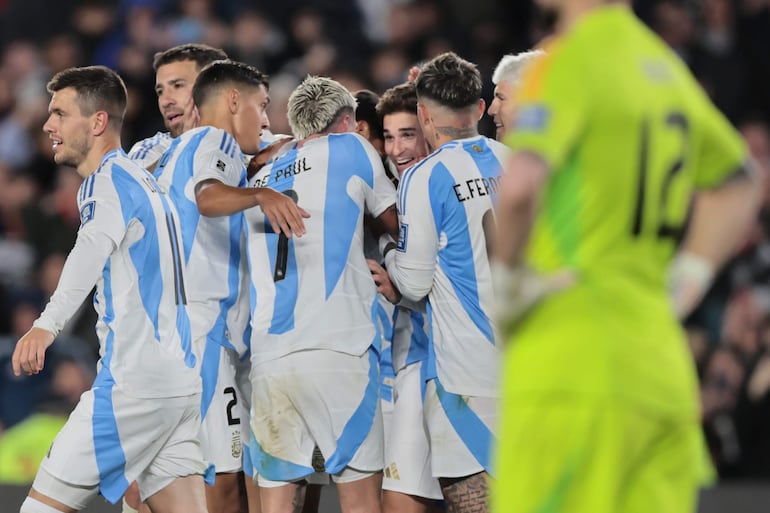 Los jugadores de Argentina celebran un gol en el partido frente a Chile por la séptima fecha de las Eliminatorias Sudamericanas al Mundial 2026 en el estadio Monumental, en Bueno Aires, Argentina. 