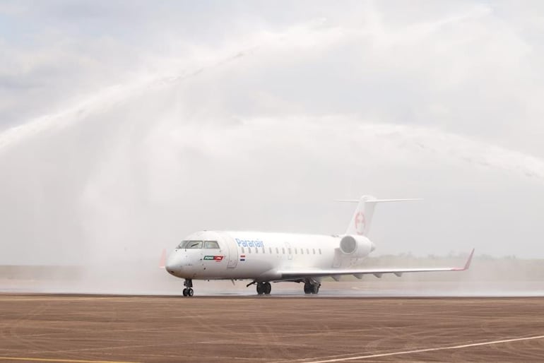 Avión de Paranair en el aeropuerto internacional Silvio Pettirossi.