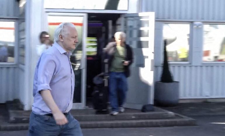 Esta captura de pantalla cortesía de la página WikiLeaks X muestra al fundador de Wikileaks, Julian Assange, caminando para abordar un avión desde el aeropuerto Stansted de Londres.