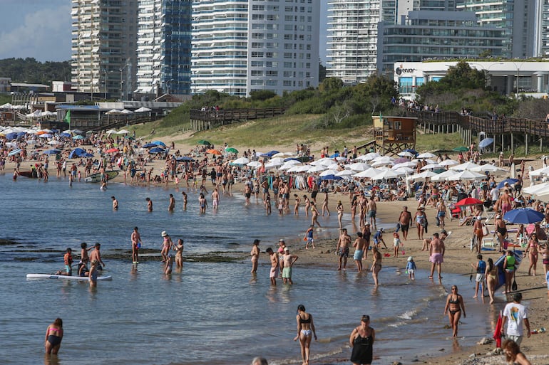 Bañistas en la Playa Mansa en Punta del Este (Uruguay). 