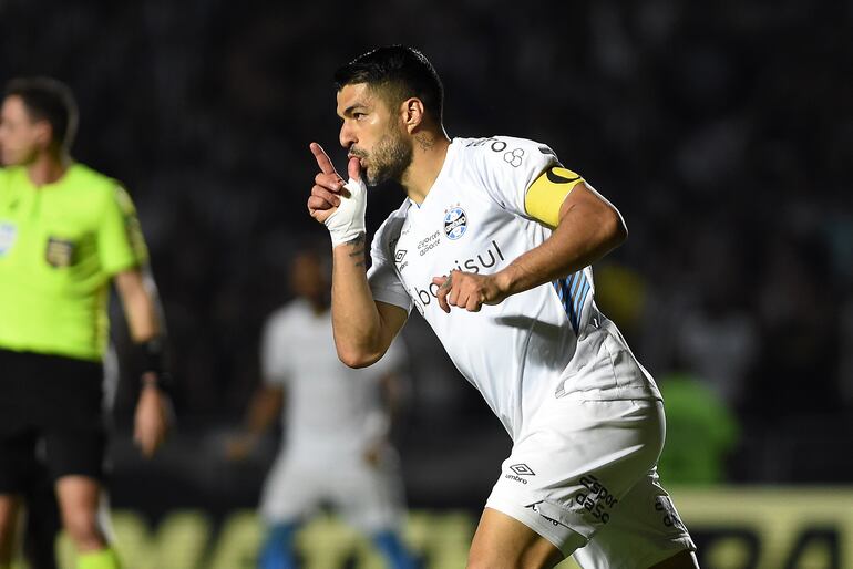 Luis Suárez firmó un triplete en 19 partidos para la remontada de Gremio ante Botafogo.