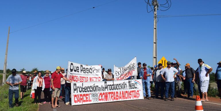 Productores de papa y cebolla cierran ruta para exigir cese del contrabando y precios justos para sus productos.